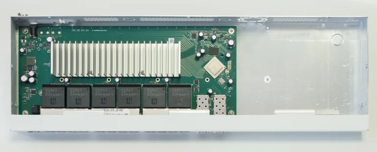 CLOUD SMART SWITCH | MIKROTIK | CRS326-24G-2S+RM | 24 PUERTOS | GIGABIT | 2 SFP + ROUTER RM | SWITCH OS